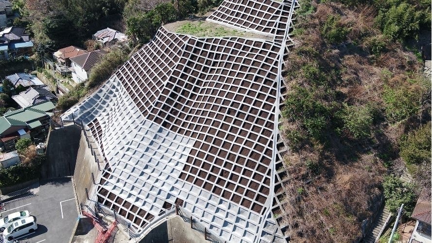 大規模な法面工事の進捗状況撮影と竣工撮影をドローン空撮で行いました